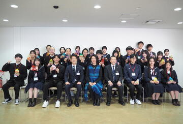2023–24 Stanford e-Wakayama students holding pouches that Makiko Hirata presented them