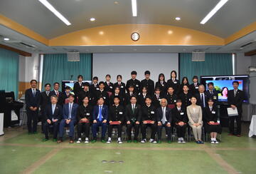 2023–24 Stanford e-Kagoshima City students with Mayor Shimozuru (seated in center with green tie) and instructor Amy Cheng (far right on screen)